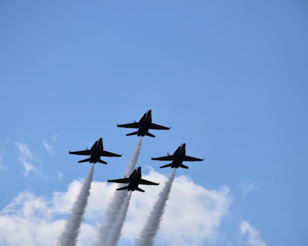 3 jagerfly mot blå himmel